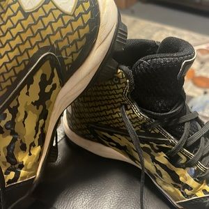 Under armour kids cleats size 2